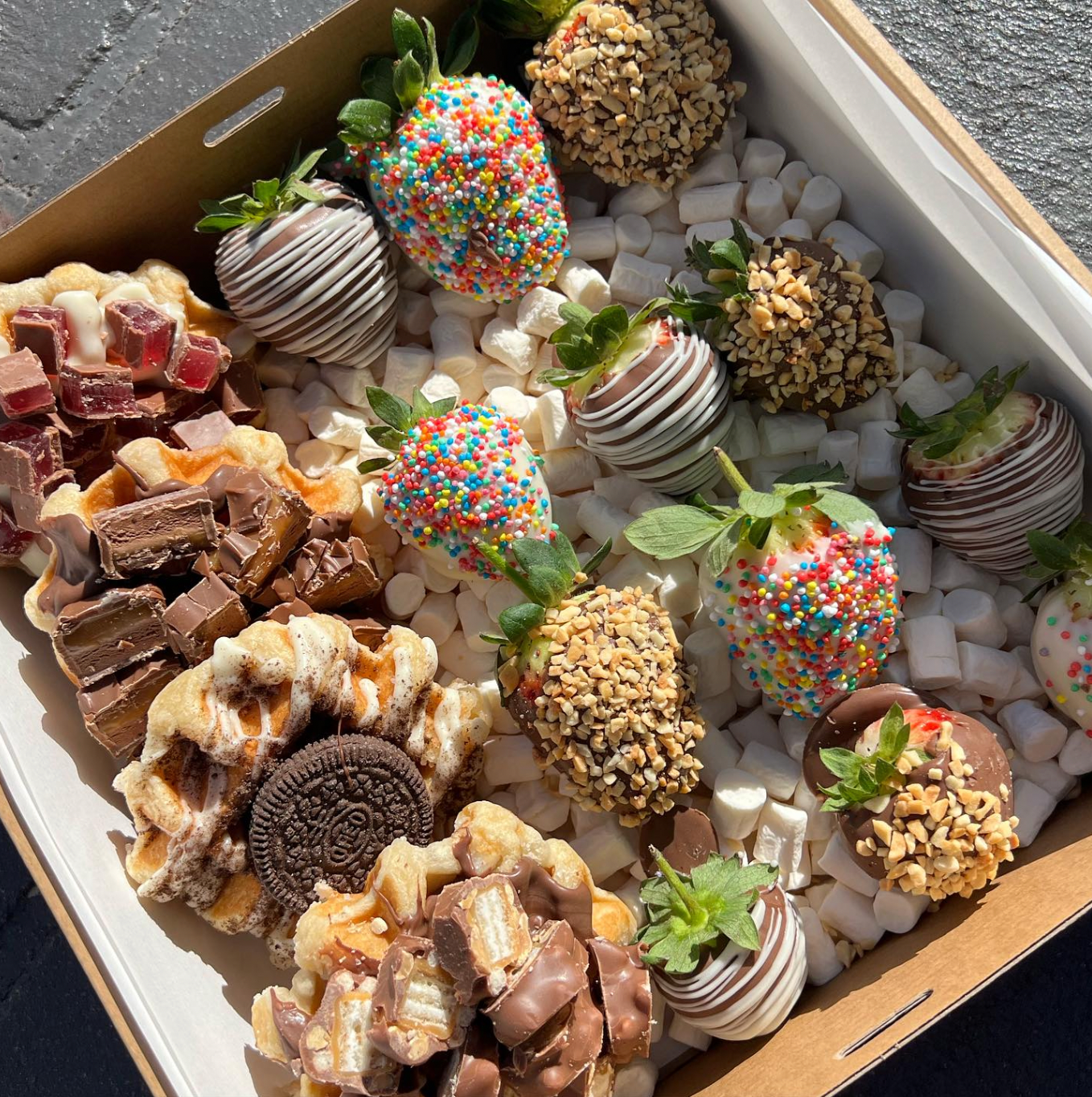 Dipped Strawberry Box -Small (with waffles)