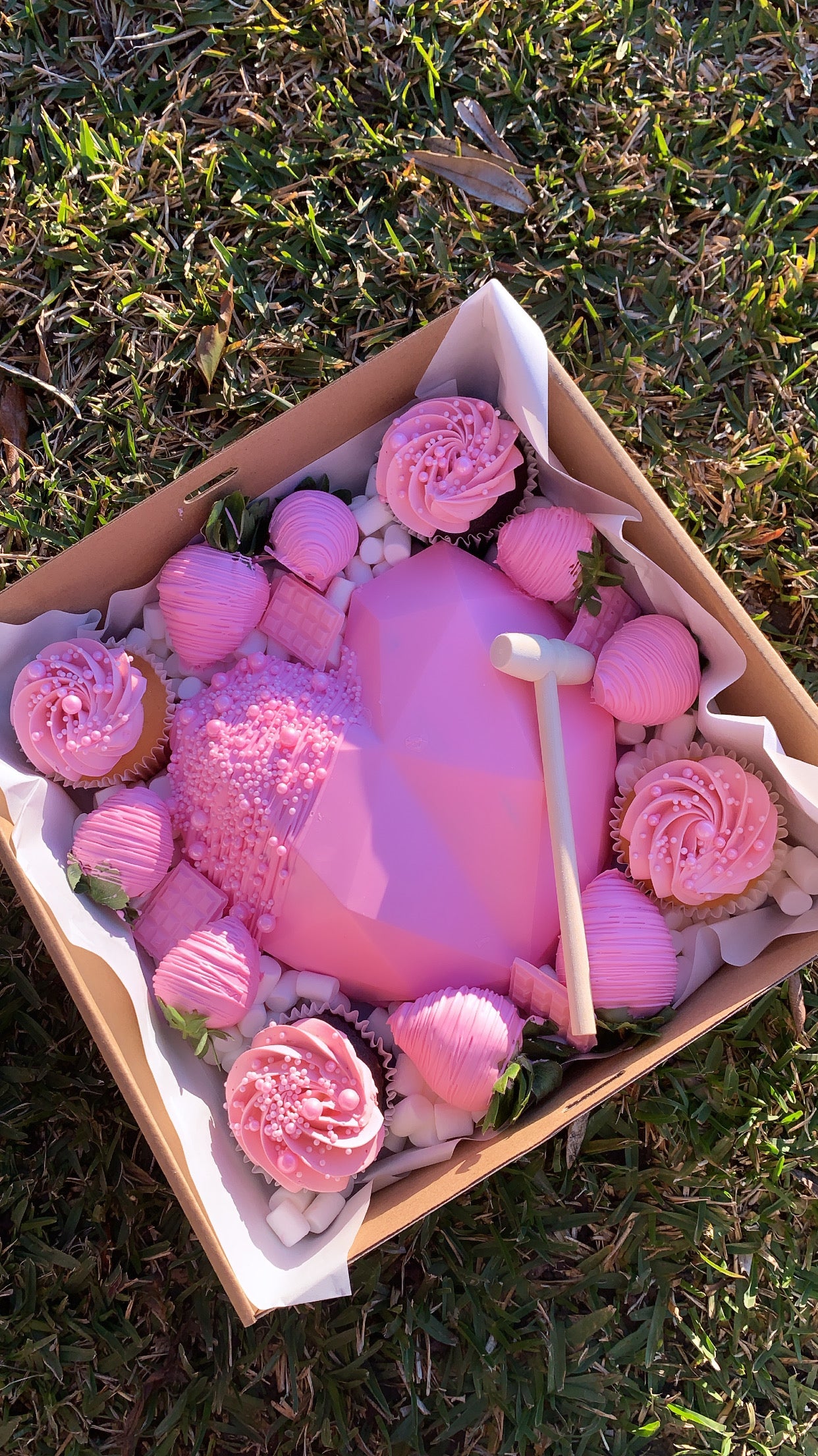 Heart Smash Box with cupcakes